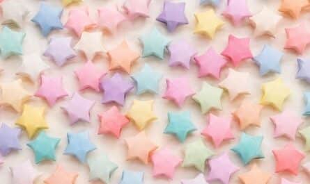 Kleine Origami-Sterne aus Papierstreifen falten