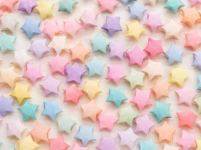 Kleine Origami-Sterne aus Papier – zauberhafte Deko aus schmalen Papierstreifen